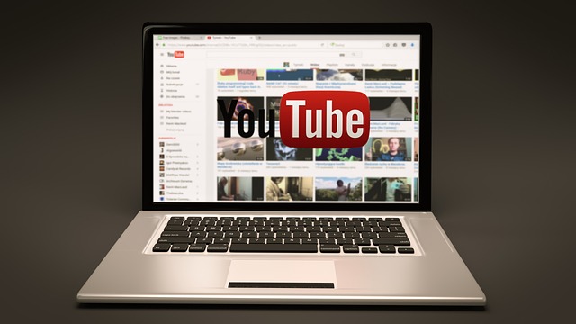 Laptop mit Youtube im Browser